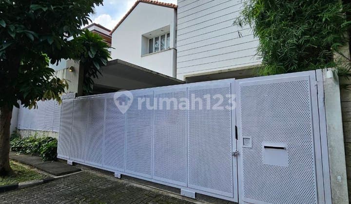 Rumah Cantik Dengan Kolam Renang Di Komplek Mewah Cinere