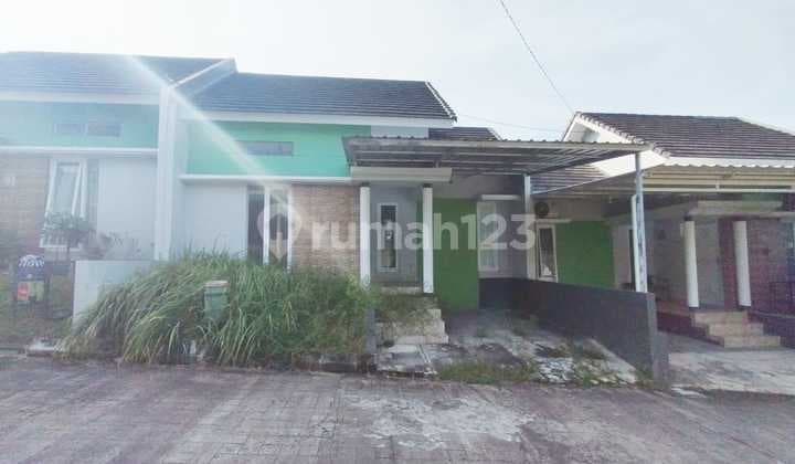 Residential house in a housing complex, located near UMY Campus - Kasihan, Bantul.