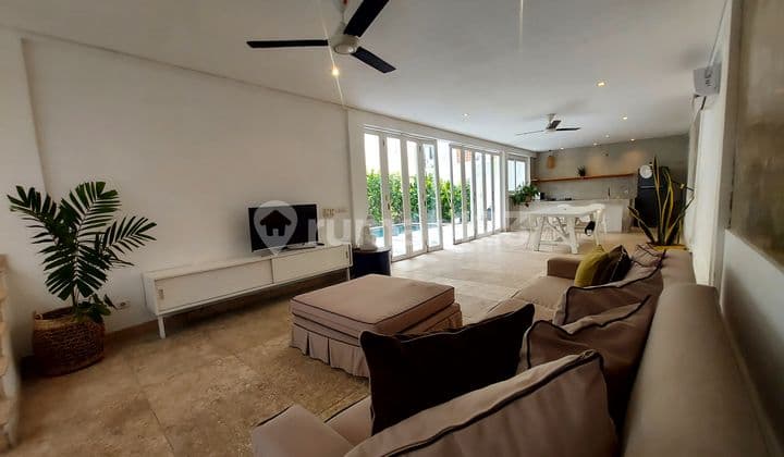 Modern Tropical 3 Bedrooms Leasehold Villa In Berawa Canggu