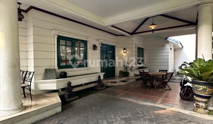 Dijual Rumah Cantik Asri 2 Lantai Luas 647m2 Lokasi Di Jl. Rajasa Selong, Kebayoran - Jakarta Selatan