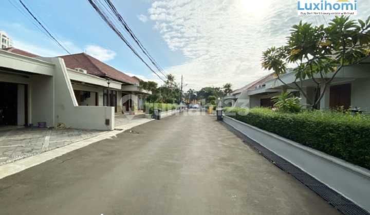 Dijual Rumah Mewah dan Nyaman Luas 882m2 Ada Private Pool, di Perumahan Teladan, Cipete, Jakarta Selatan