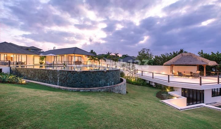 Villa Mewah Samping Tebing di Uluwatu