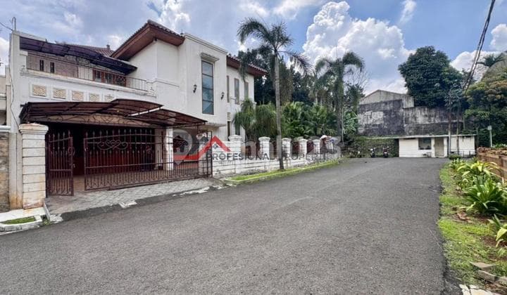 Modern Tropical House Lingkungan Asri Eksklusive