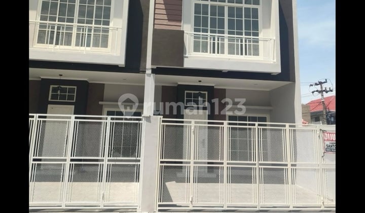 Rumah Baru 1 M-an, 3kt, Surabaya Timur Row Jalan 3 Mobil Rumah Baru 1 M-an, 3kt, Surabaya Timur Row Jalan 3 Mobil