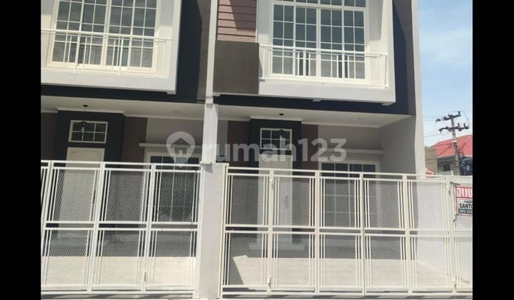 Rumah Baru 1 M-an, 3kt, Surabaya Timur Row Jalan 3 Mobil