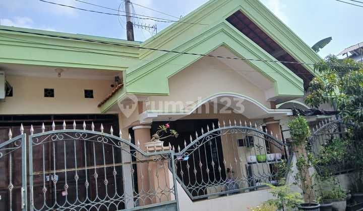 Dijual rumah Siap huni Dekat Sekolah Negri dan Masjid Agung Al Akbar Surabaya