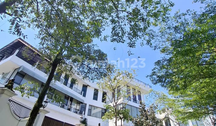 Rumah Mewah dengan Banyak Kamar Dekat Exit Toll Sierra Madre Sentul City Bogor