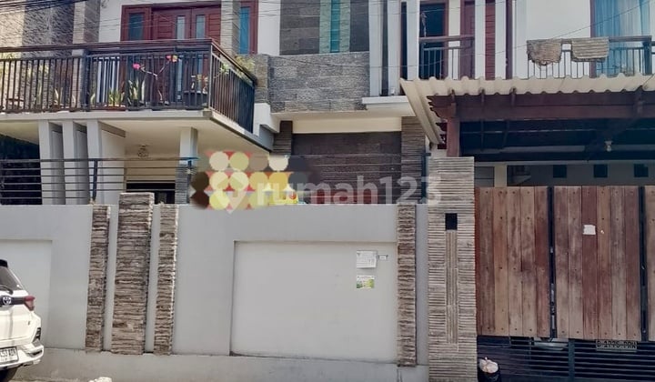 2-Story House with 4 Bedrooms on Lempuyang Monang Maning Street, West Denpasar