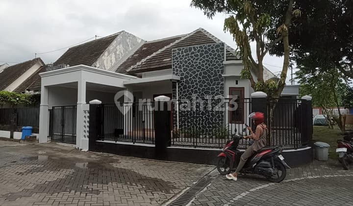 Rumah Cantik di Dalam Perum Tajem Lokasi Strategis & Nyaman di Maguwoharjo, Depok, Sleman.