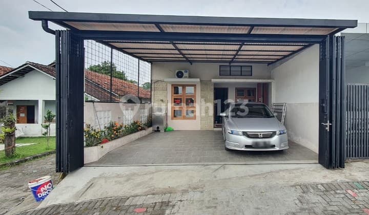 Beautiful Furnished House Ready to Live In, Located in a Strategic Housing Complex with Complete Facilities, Trihanggo, Gamping, Sleman.