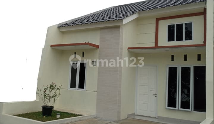 Rumah Baru samping Mall. Ready KPR/Cash. Akses transportasi umum. Dekat fasilitas umum