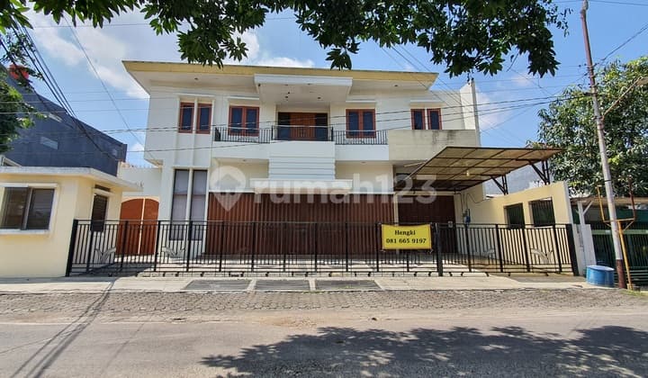 Sewa rumah/gudang/kantor/tempat usaha di Halmahera, tengah kota, bebas banjir