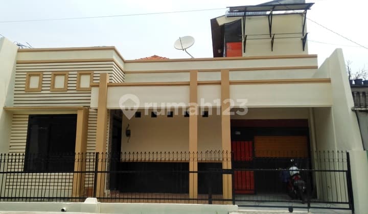 Rumah Sewa dengan 9 Kmr Tdr, Siap Pakai, Bebas Banjir