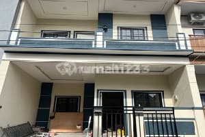 Selling Beautiful 2-Story House