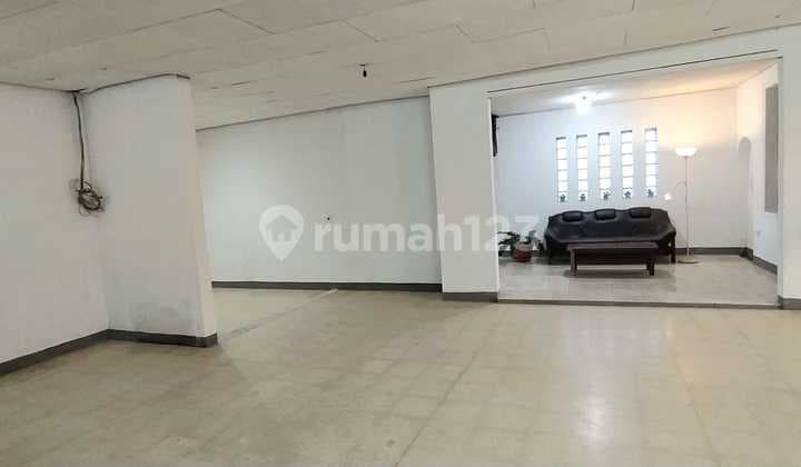 Rumah Ruang Usaha Siap Huni di Area Holis
