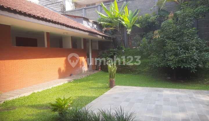 Rumah Besar Semi Furnished di Setra Sari