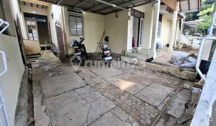 Rumah Nyaman Siap Huni Dekat Taman di Antapani