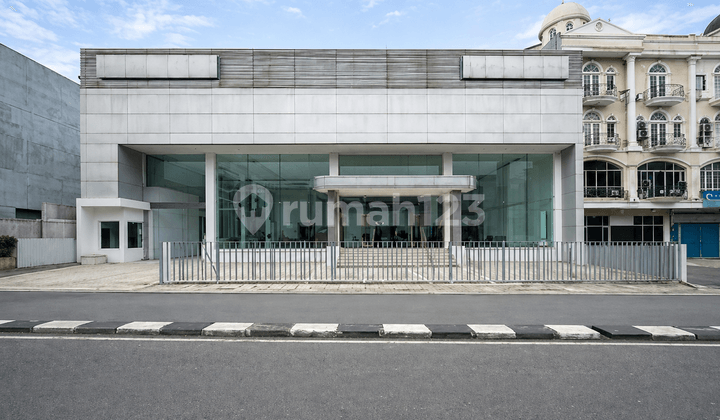 Gedung Showroom Raya Radio Dalam, Kebayoran Baru