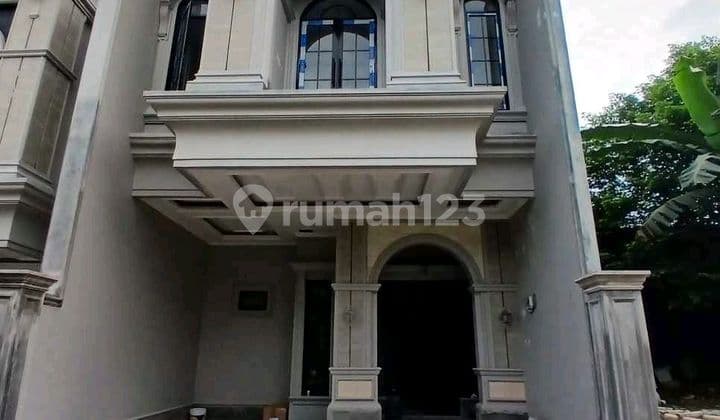 Rumah Mewah Desain Klasik Dua Lantai di Kalimulya Depok