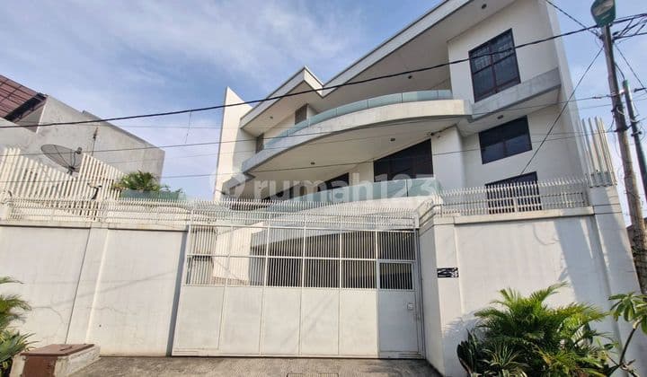 Murah!! Dijual Rumah Cocok Kantor,Kost2an dan Rumah Usaha Lokasi Strategis di Jatinegara