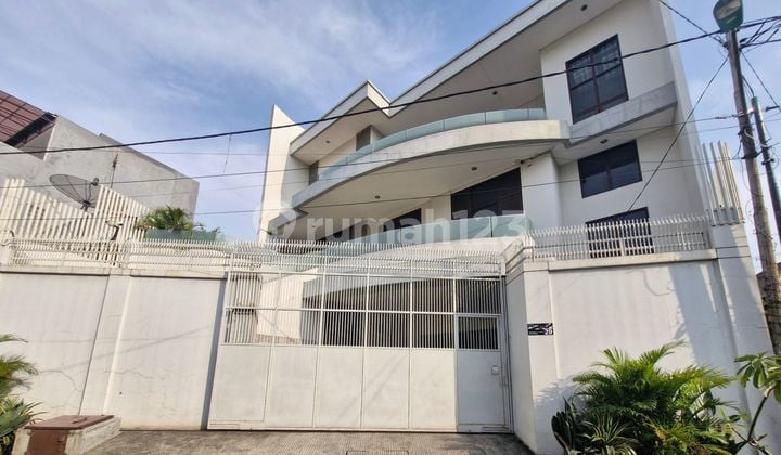 Murah!! Dijual Rumah Cocok Kantor,Kost2an dan Rumah Usaha Lokasi Strategis di Jatinegara