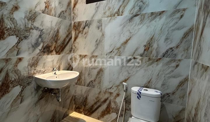 Rumah Dekat Landmark di Duren Sawit