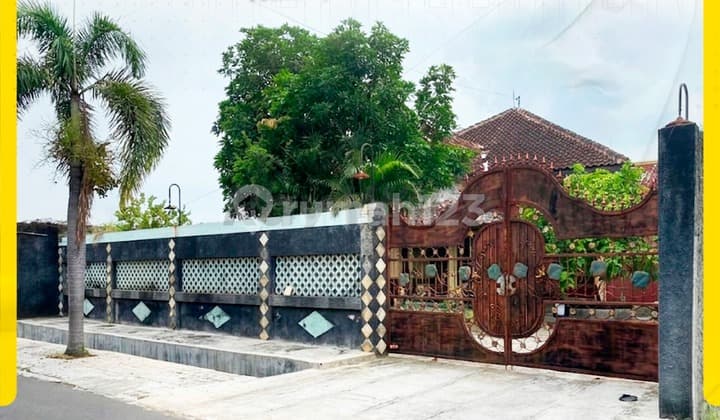 Rumah Mewah Lahan Luas & Fasilitas Kolam Renang di Jombor Bendosari Sukoharjo