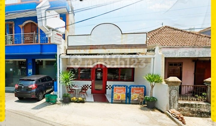 For Rent Strategic Commercial Facade Business House on Agus Salim Street Solo
