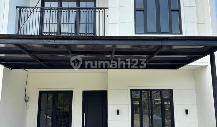 New Luxury Eleganza Town House Strategis di Puri Indah