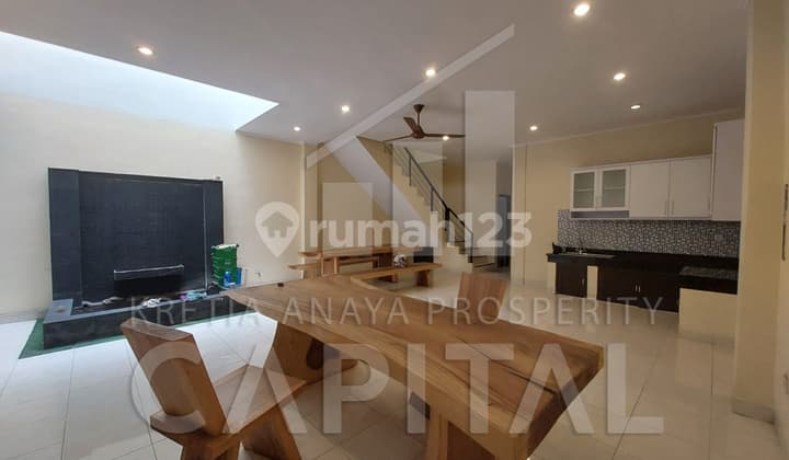 Rumah cantik 3 lantai di Istana Gardenia Regency