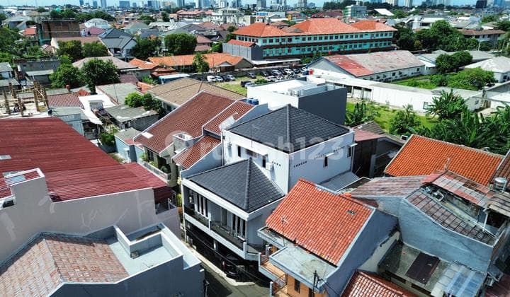 DIJUAL RUMAH KOST 3 LANTAI DI ZONA BISNIS DAN PERKANTORAN, COCOK UNTUK INVESTASI