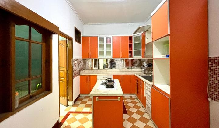 READY TO OCCUPY HOUSE, 5 MINUTES TO THE CITY TOLL, STRATEGIC LOCATION IN THE BUSINESS DISTRICT AND TEBET CULINARY CENTER