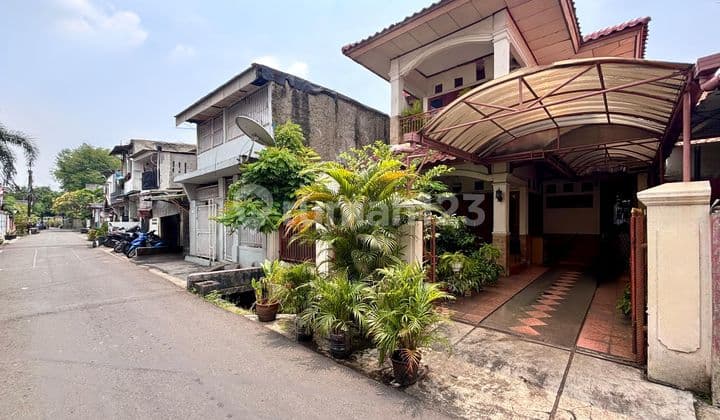 A Ready-to-Occupy House Located in a Semi-Complex Area, Business Center, and Culinary Hub of Tebet.