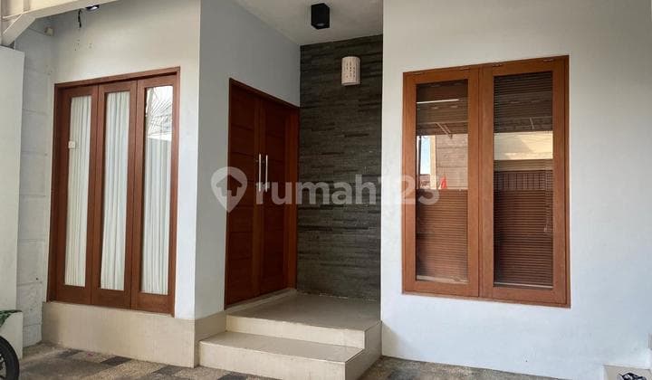 Disewakan rumah 2 lantai di kawasan elite Renon (96A1)