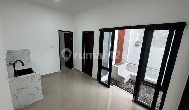 Disewakan - Rumah Baru Semi Furnish Dekat Bundaran Renon (43V)