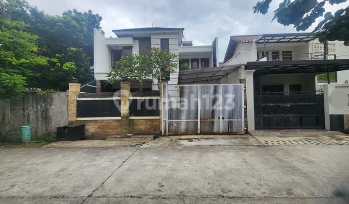 Rumah, 2 Lantai, di Pondok Kelapa
