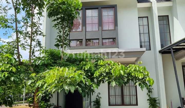 Dijual Rumah cantik dan siap huni di Citraland Cibubur. Baris Paling Depan. Sangat dekat dengan gerbang dan pos keamanan.