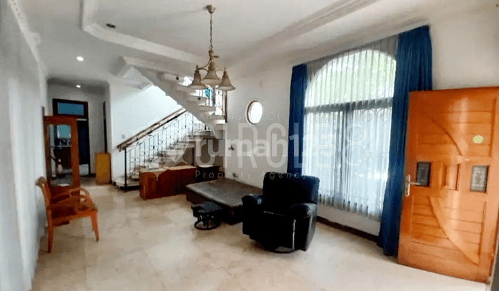Rumah Full Furnish 2 Lantai Lokasi Strategis di Antapni
