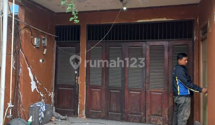 Rumah Tua Dijual Harga Tanah di Duri Kosambi Jak Bar di Pinggir Jalan Raya. Lokasi Strategis