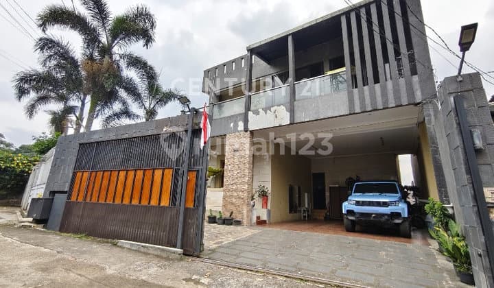 A Very Big House Suitable for a Large Family in Sayap Sutami