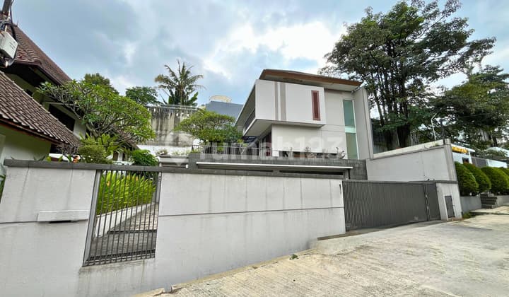 Rumah Mewah Ala Villa Bali di Sayap Pasteur Bandung Dekat Tol