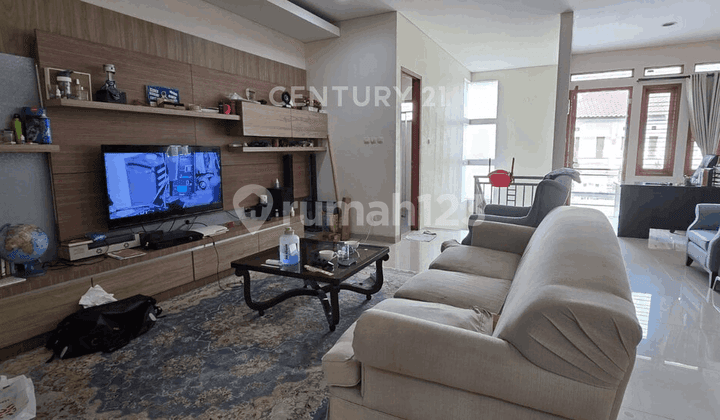 Well-Maintained Minimalist House in Setrawangi Bandung