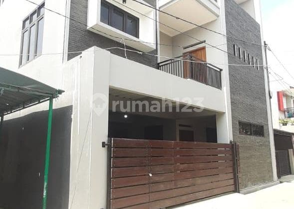 Rumah 3 Lantai di Komplek Taman Cibaduyut Indah Lokasi Strategis