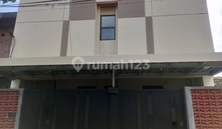 Rumah Kos Baru 3 Lantai 29 Kamar Lokasi Dekat Unair Its