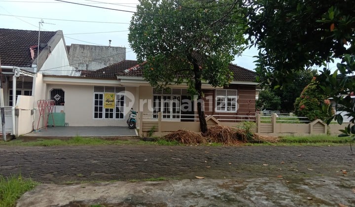 Rumah Hook Luas Asri Cocok Kantor dengan 5 Kamar