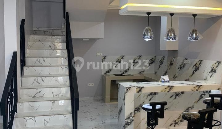 Rumah Mewah di Jalan Utama Megapolitan Cinere Estate