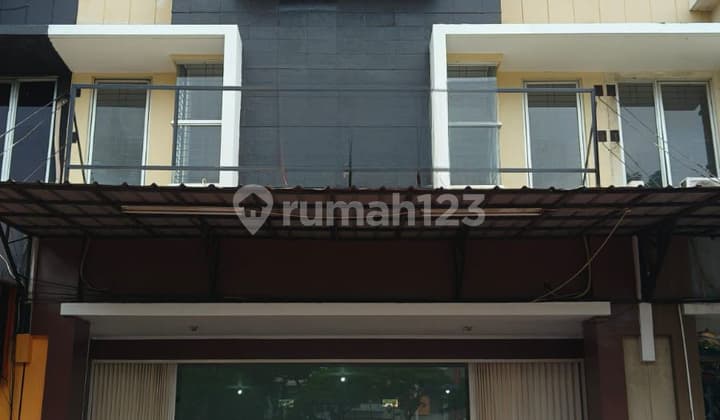 Strategic Shop House Large Building Suitable for Restaurant, Clinic, Cafe, etc.