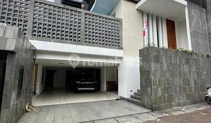 Rumah Bagus, Luxury, Lingkungan aman dan nyaman dengan Private swimmong Pool di Jak sel