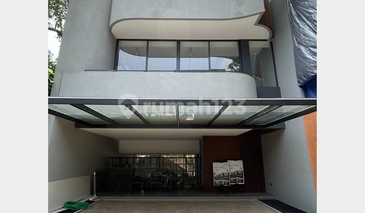 Rumah 3 Lantai Modern Minimalis Bernuansa Alam Hijau di Jagakarsa