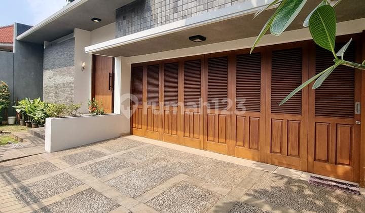 Rumah Tropical Modern Halaman Luas, Bebas Banjir di Kemang